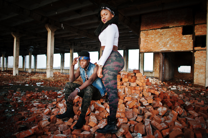 Couple of hip-hop afroamerican on undergraund